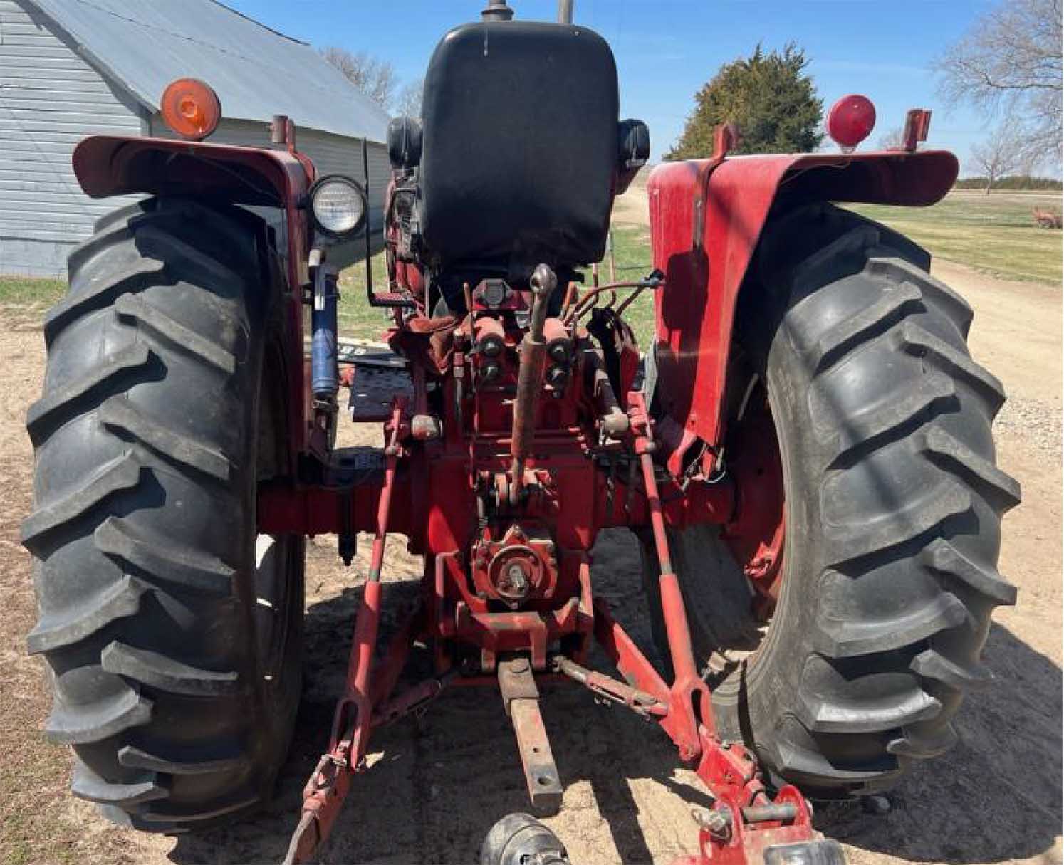 [Auction]: CASE IH 686 Tractor