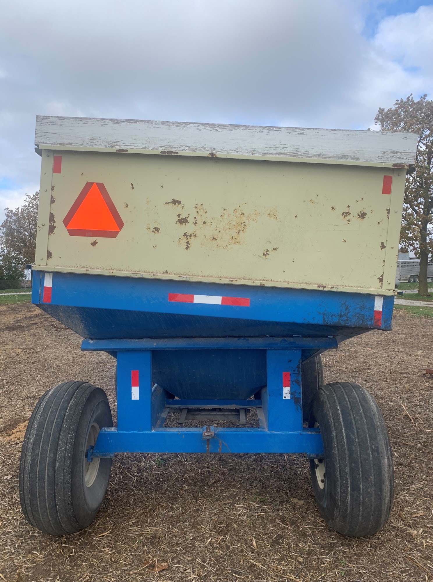 [Auction]: DMI 350 Bushel Gravity Wagon - CAG